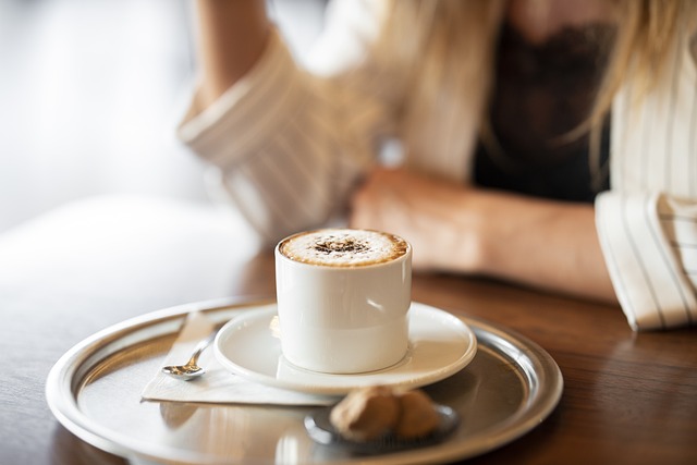 コーヒーを飲む女性