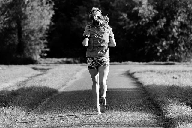 運動する女性