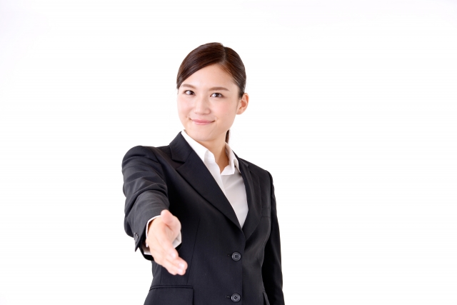 手を差し伸べている女性