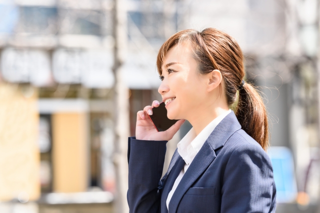 電話をする女性